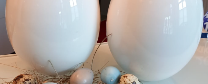 Zwei Ostereier stehen als Dekoration in der Praxis.