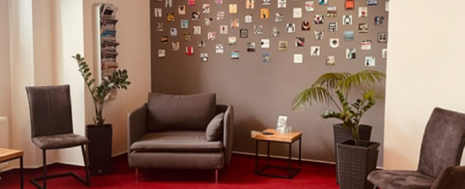 Einblick in das modernisierte Wartezimmer.