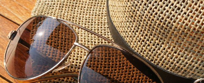 Sonnenhut und Sonnenbrille.