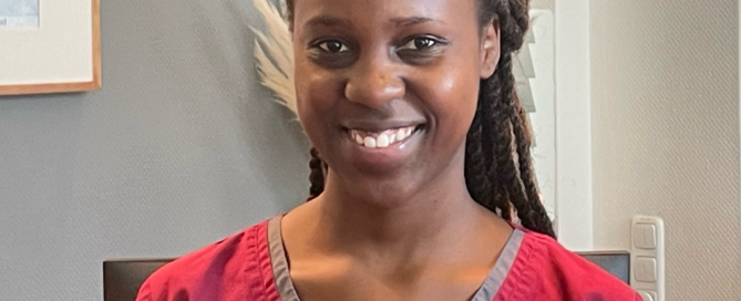 Gloria Nakiganda verstärkt die Praxis Rhiem als Azubi zur ZFA.