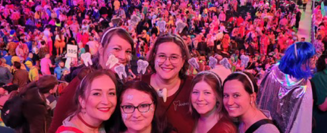 Das Praxisteam zeigt sich gemeinsam auf einer Karnevalssitzung.