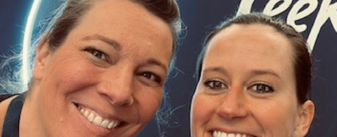 Nikola Sprehe (l.) und Susanne Rhiem auf der Dentalmesse.