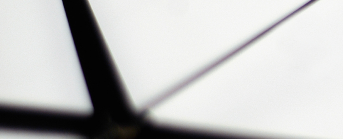 Ein Zeiger einer Uhr steht auf 10 Uhr.